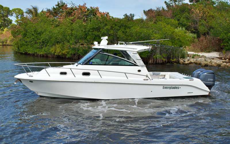 2016 Everglades 320 EX